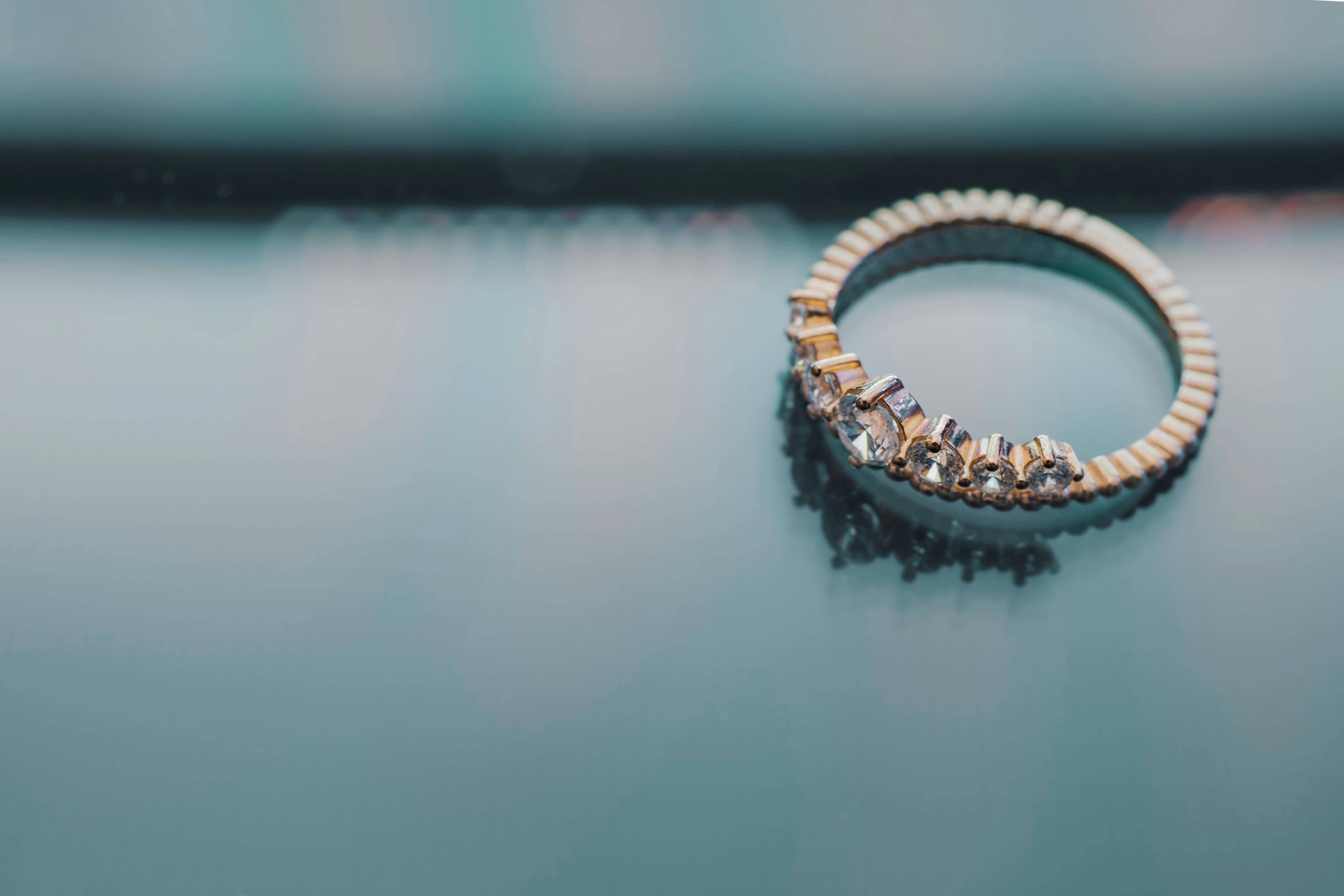 Can A Single Woman Wear A Diamond Ring?