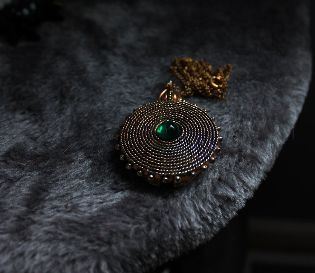 How to Choose the Perfect 14k Gold Emerald and Diamond Necklace